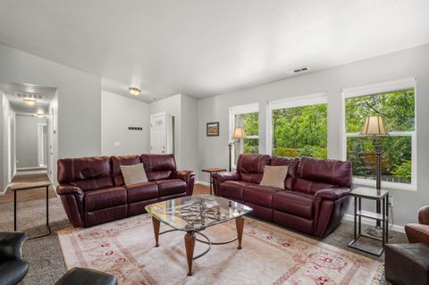 Tiny photo for 769 Portland Avenue, Grants Pass, OR 97526 (MLS # 220219565)