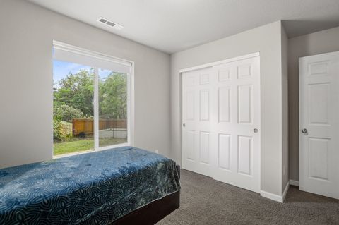 Tiny photo for 769 Portland Avenue, Grants Pass, OR 97526 (MLS # 220219565)