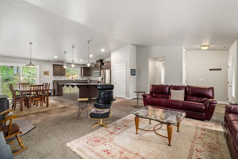 Tiny photo for 769 Portland Avenue, Grants Pass, OR 97526 (MLS # 220219565)