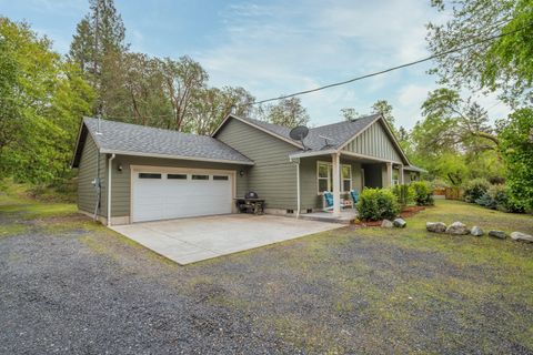 Tiny photo for 769 Portland Avenue, Grants Pass, OR 97526 (MLS # 220219565)