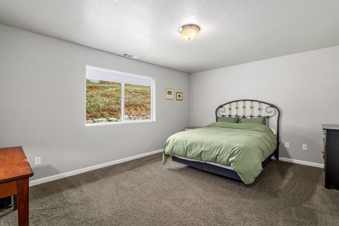 Tiny photo for 769 Portland Avenue, Grants Pass, OR 97526 (MLS # 220219565)