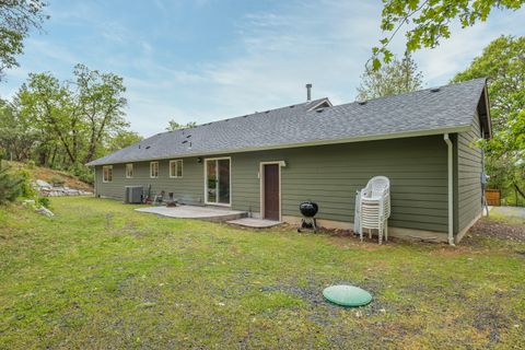 Tiny photo for 769 Portland Avenue, Grants Pass, OR 97526 (MLS # 220219565)
