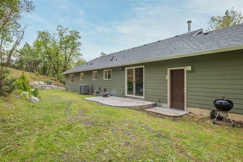 Tiny photo for 769 Portland Avenue, Grants Pass, OR 97526 (MLS # 220219565)