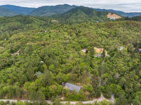 Tiny photo for 769 Portland Avenue, Grants Pass, OR 97526 (MLS # 220219565)