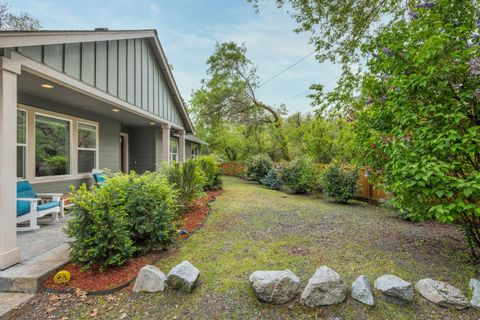 Tiny photo for 769 Portland Avenue, Grants Pass, OR 97526 (MLS # 220219565)