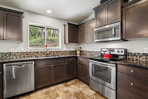 Tiny photo for 769 Portland Avenue, Grants Pass, OR 97526 (MLS # 220219565)