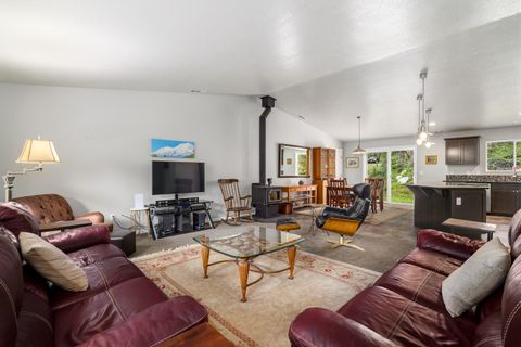 Tiny photo for 769 Portland Avenue, Grants Pass, OR 97526 (MLS # 220219565)