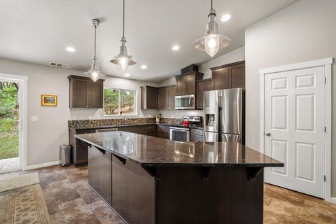 Tiny photo for 769 Portland Avenue, Grants Pass, OR 97526 (MLS # 220219565)