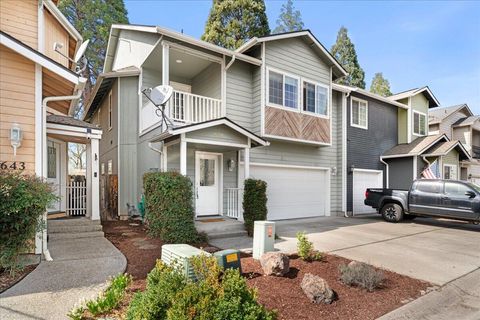 Photo of 647 Shadow Way, Central Point, OR 97502 (MLS # 220217673)