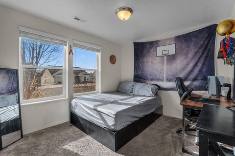 Tiny photo for 725 NE Redwood Avenue, Redmond, OR 97756 (MLS # 220215439)