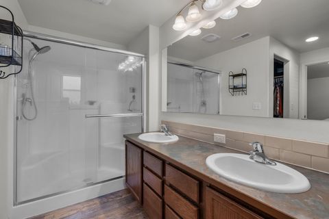 Tiny photo for 725 NE Redwood Avenue, Redmond, OR 97756 (MLS # 220215439)