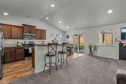 Tiny photo for 725 NE Redwood Avenue, Redmond, OR 97756 (MLS # 220215439)