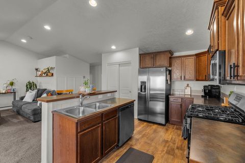 Tiny photo for 725 NE Redwood Avenue, Redmond, OR 97756 (MLS # 220215439)