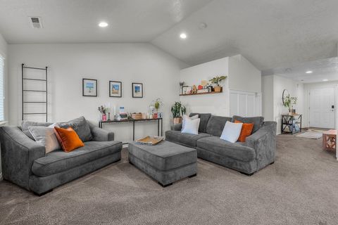 Tiny photo for 725 NE Redwood Avenue, Redmond, OR 97756 (MLS # 220215439)