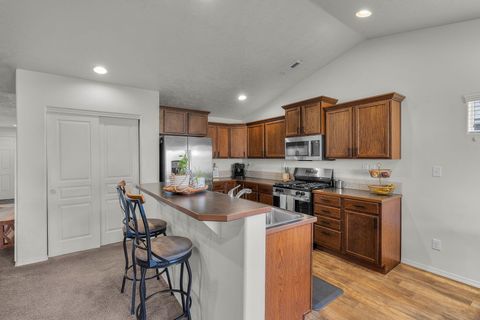Tiny photo for 725 NE Redwood Avenue, Redmond, OR 97756 (MLS # 220215439)