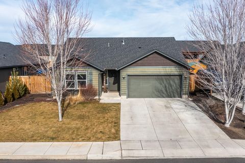 Tiny photo for 725 NE Redwood Avenue, Redmond, OR 97756 (MLS # 220215439)
