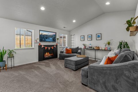 Tiny photo for 725 NE Redwood Avenue, Redmond, OR 97756 (MLS # 220215439)