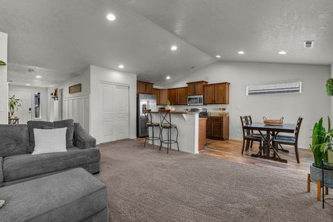 Tiny photo for 725 NE Redwood Avenue, Redmond, OR 97756 (MLS # 220215439)