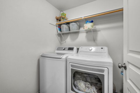 Tiny photo for 725 NE Redwood Avenue, Redmond, OR 97756 (MLS # 220215439)