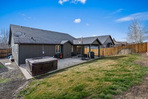 Tiny photo for 725 NE Redwood Avenue, Redmond, OR 97756 (MLS # 220215439)