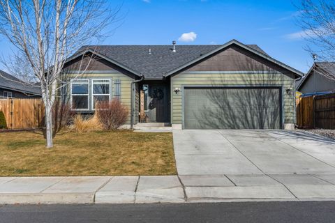 Photo of 725 NE Redwood Avenue, Redmond, OR 97756 (MLS # 220215439)
