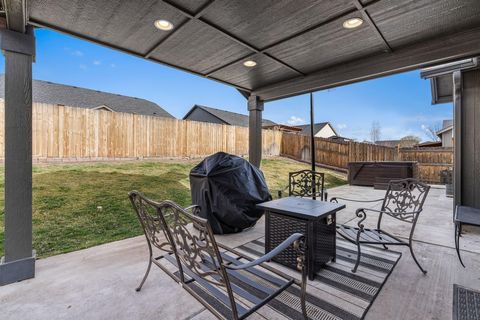 Tiny photo for 725 NE Redwood Avenue, Redmond, OR 97756 (MLS # 220215439)