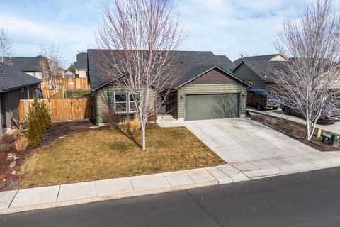 Tiny photo for 725 NE Redwood Avenue, Redmond, OR 97756 (MLS # 220215439)