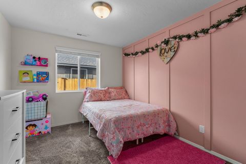 Tiny photo for 725 NE Redwood Avenue, Redmond, OR 97756 (MLS # 220215439)