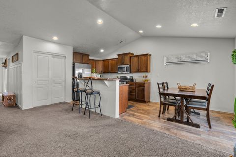 Tiny photo for 725 NE Redwood Avenue, Redmond, OR 97756 (MLS # 220215439)