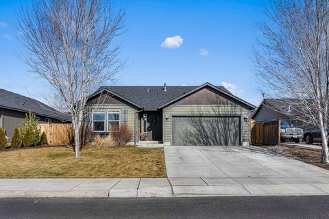 Tiny photo for 725 NE Redwood Avenue, Redmond, OR 97756 (MLS # 220215439)