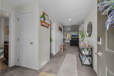 Tiny photo for 725 NE Redwood Avenue, Redmond, OR 97756 (MLS # 220215439)