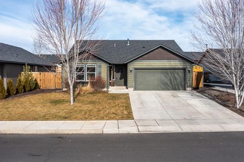 Tiny photo for 725 NE Redwood Avenue, Redmond, OR 97756 (MLS # 220215439)