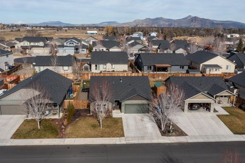 Tiny photo for 725 NE Redwood Avenue, Redmond, OR 97756 (MLS # 220215439)