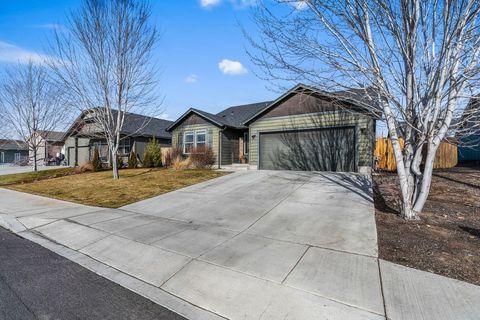 Tiny photo for 725 NE Redwood Avenue, Redmond, OR 97756 (MLS # 220215439)