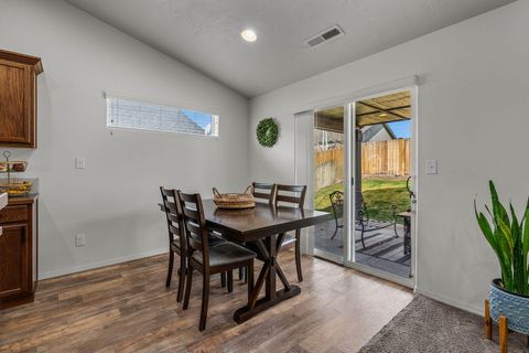 Tiny photo for 725 NE Redwood Avenue, Redmond, OR 97756 (MLS # 220215439)