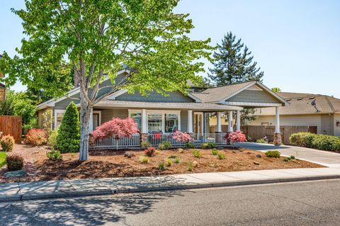 Photo of 210 Bellerive Drive, Eagle Point, OR 97524 (MLS # 220219952)