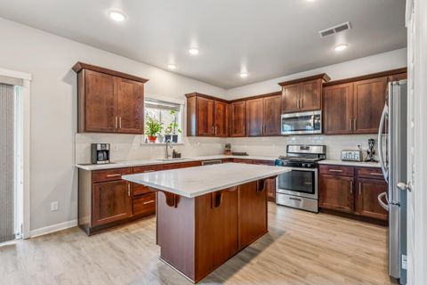 Tiny photo for 16500 Pine Creek Drive, La Pine, OR 97739 (MLS # 220214991)