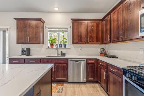 Tiny photo for 16500 Pine Creek Drive, La Pine, OR 97739 (MLS # 220214991)