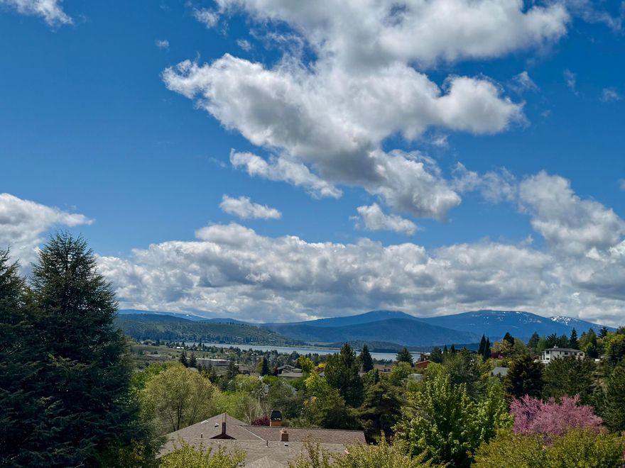 Discover the perfect canvas for your dream home with this 1.63-acre buildable lot offering panoramic views of majestic Mt. Shasta, Klamath Lake, and the city skyline. Nestled in a prime location just minutes from Oregon Tech (OIT) and Sky Lakes Medical Center, this bare land parcel combines convenience with natural   beauty.
Utilities nearby. Don't miss this rare opportunity to own a slice of Southern Oregon with unmatched views and unbeatable location.