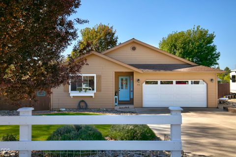 Photo of 990 SE 2nd Street, Prineville, OR 97754 (MLS # 220224304)