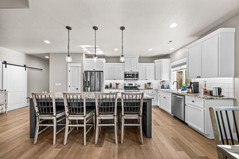 Tiny photo for 114 Connecticut Court, Medford, OR 97504 (MLS # 220217645)