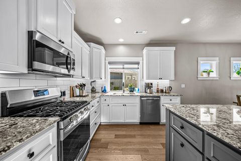 Tiny photo for 114 Connecticut Court, Medford, OR 97504 (MLS # 220217645)