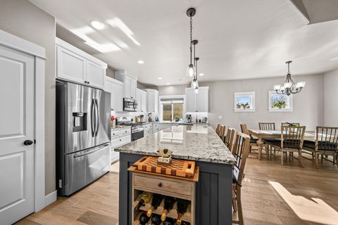 Tiny photo for 114 Connecticut Court, Medford, OR 97504 (MLS # 220217645)