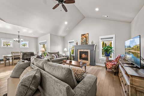 Tiny photo for 114 Connecticut Court, Medford, OR 97504 (MLS # 220217645)