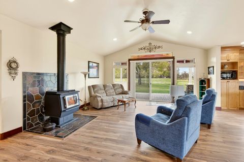Tiny photo for 2305 NE Wilcox Avenue, Terrebonne, OR 97760 (MLS # 220219536)