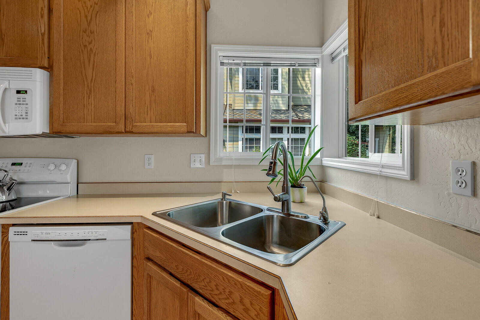 Court On Mary Jane, The - Residential