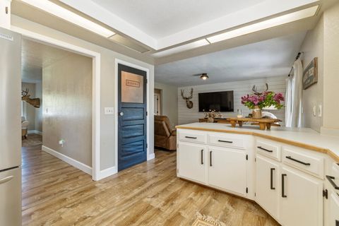 Tiny photo for 4039 Valinda Way, Klamath Falls, OR 97603 (MLS # 220220127)