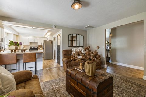 Tiny photo for 4039 Valinda Way, Klamath Falls, OR 97603 (MLS # 220220127)