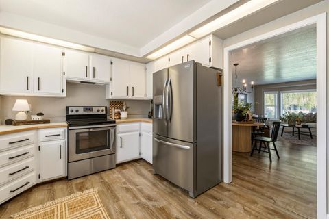 Tiny photo for 4039 Valinda Way, Klamath Falls, OR 97603 (MLS # 220220127)