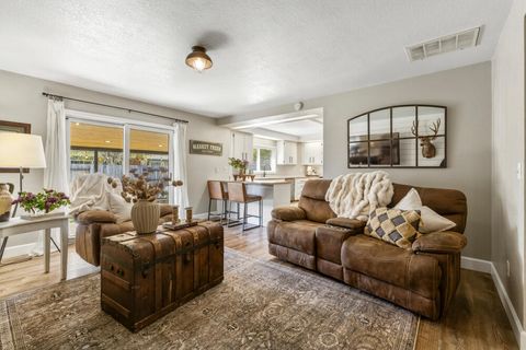 Tiny photo for 4039 Valinda Way, Klamath Falls, OR 97603 (MLS # 220220127)
